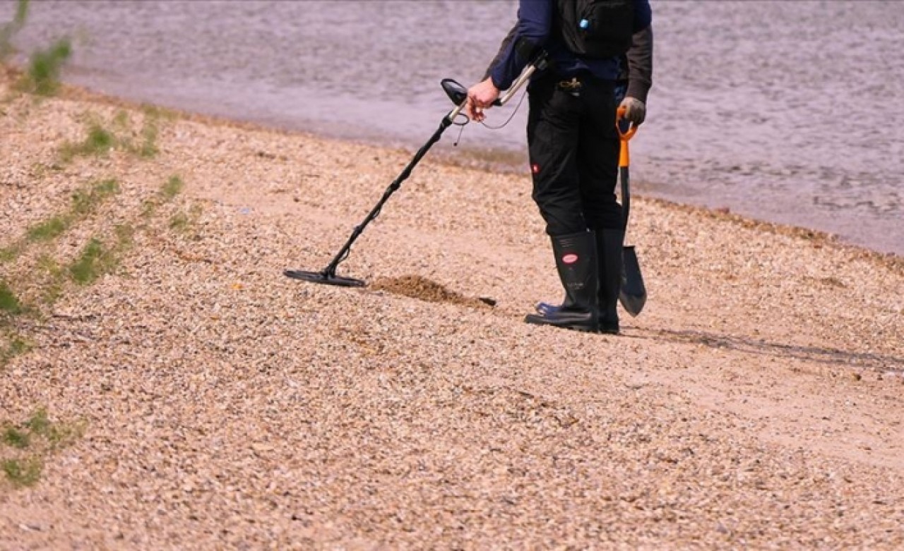 Dedektörle arazide 2 kilo ham altın buldu