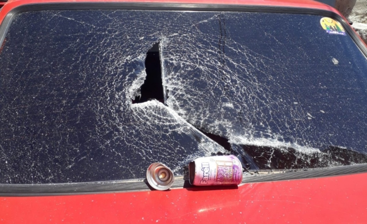 Deodorant kutusu patladı otomobilin camı kırıldı