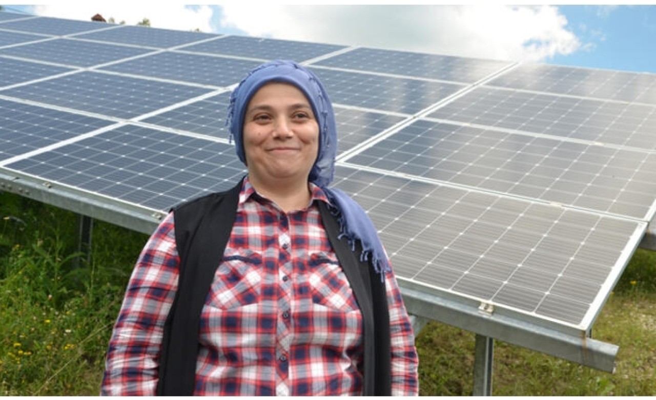 Devlet desteği aldı,  tarlada güneş enerjisiyle üretmeye başladı! Tüm ilçenin ihtiyacını gideriyor