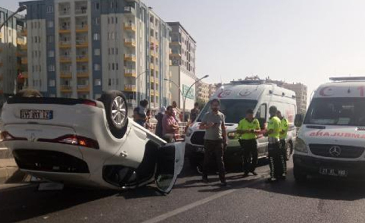 Diyarbakır'da otomobiller çarpıştı: 2'si çocuk,  5 yaralı 