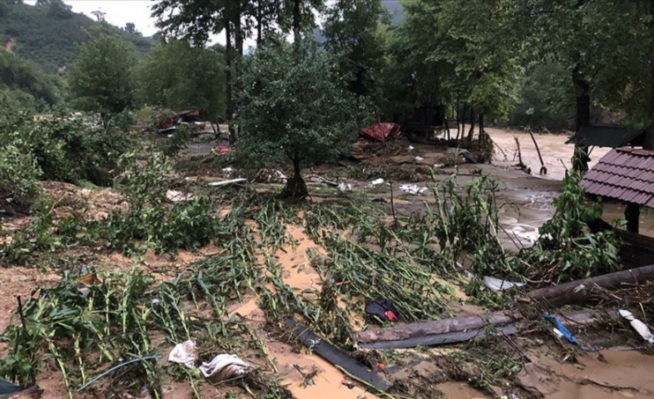 Düzce'de heyelan nedeniyle evlerinde mahsur kalan 21 kişi kurtarıldı