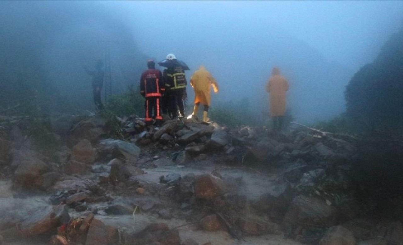 8 kişi Düzce'de rafting tesisinde mahsur kaldı