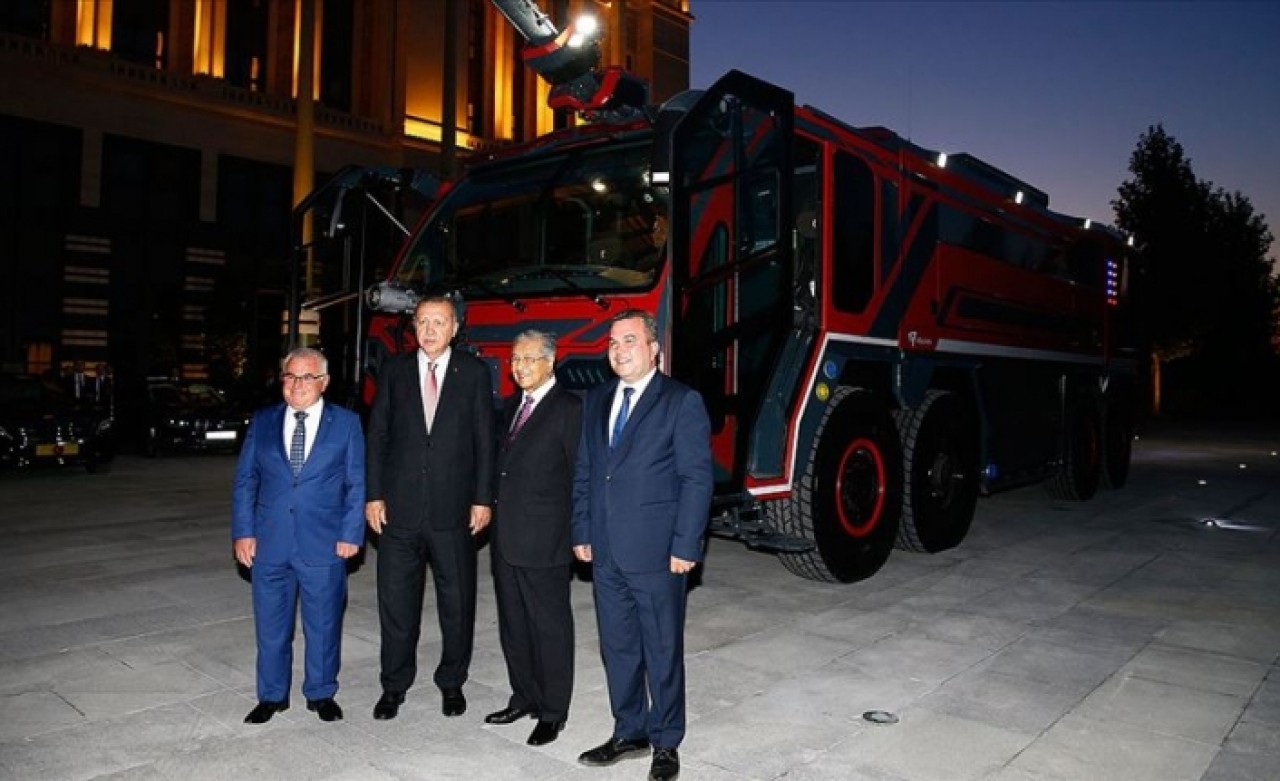 Erdoğan ve Mahathir yerli üretim itfaiye aracını inceledi