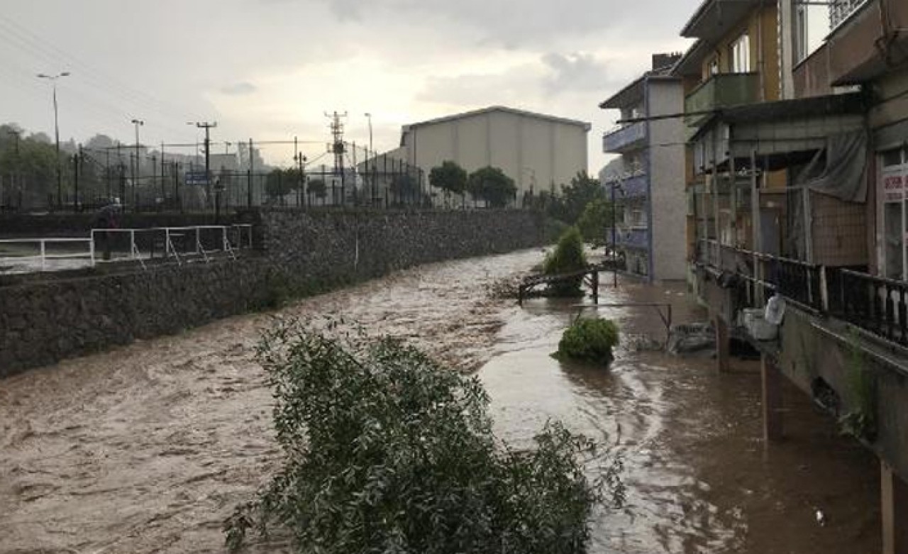 Ereğli’de dere taştı; ev ve iş yerlerini su bastı