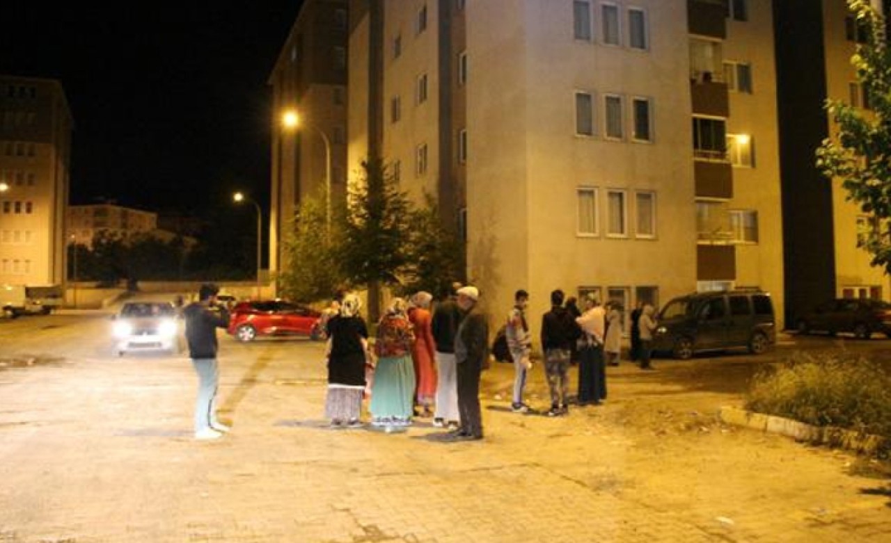 Art arda depremler! Vatandaşlar geceyi sokakta geçirdi