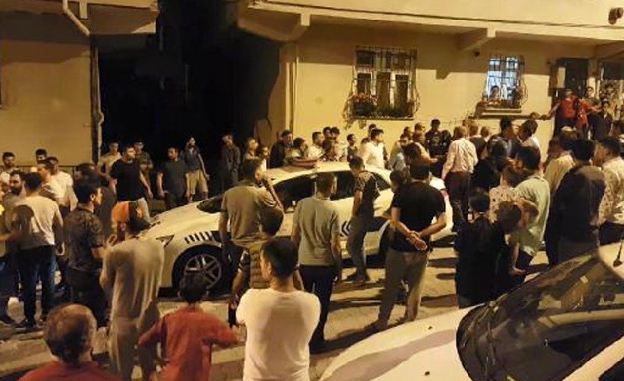 Esenyurt'ta yol verme tartışmasında iki grup birbirine girdi