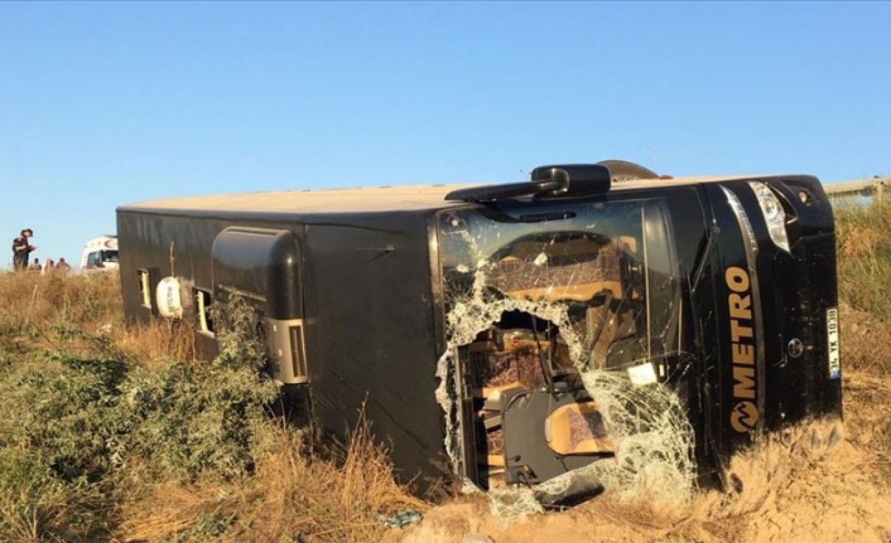 Eskişehir'de yolcu otobüsü şarampole devrildi: 13 yaralı