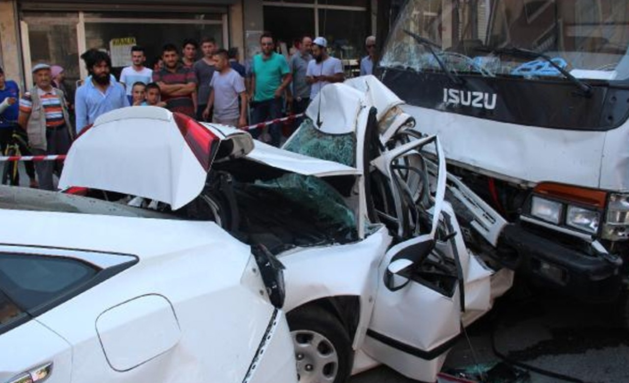 Eyüpsultan'da freni tutmayan kamyonet 8 araca çarptı