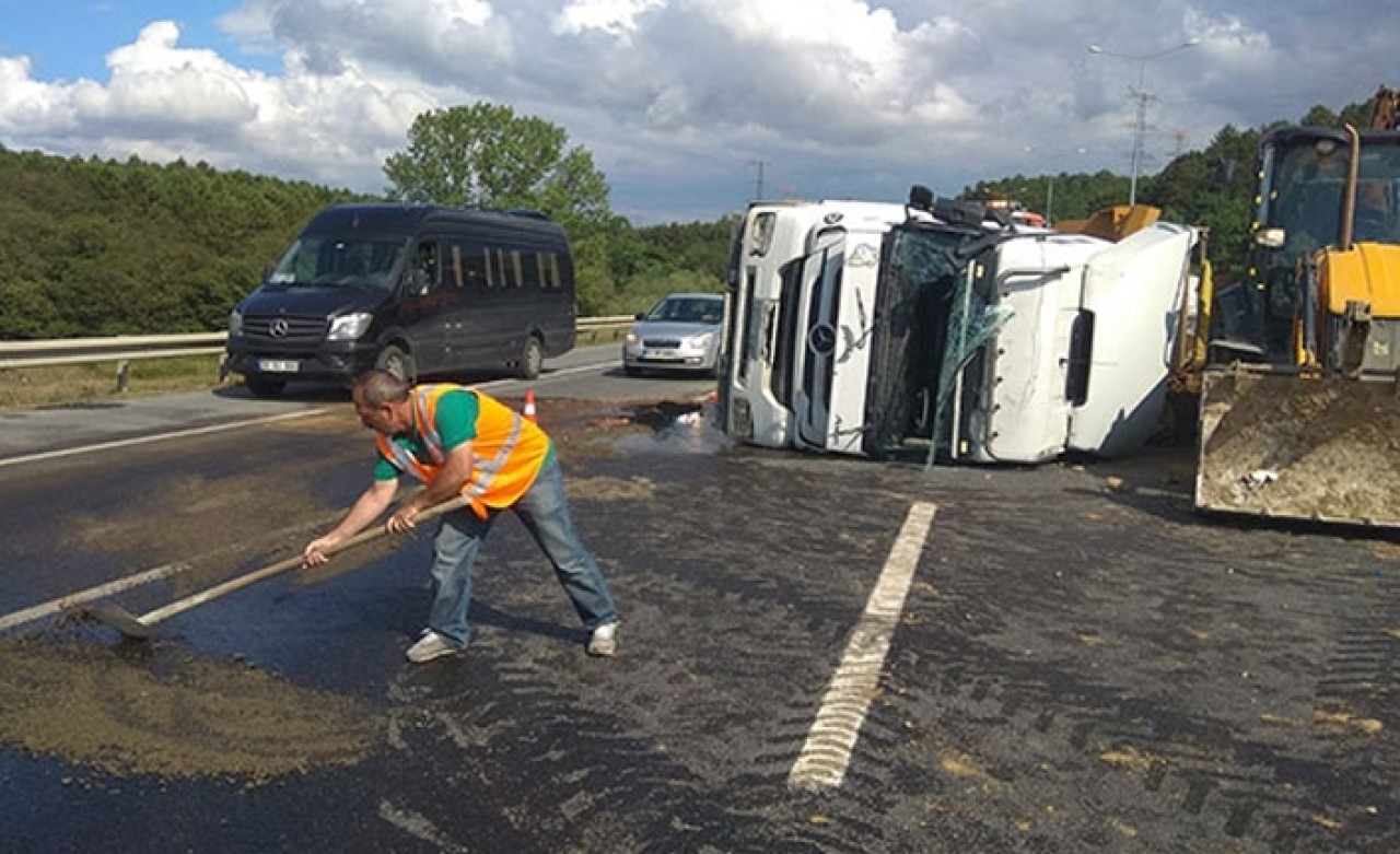 Eyüpsultan'da hafriyat kamyonu devrildi,  trafik oluştu