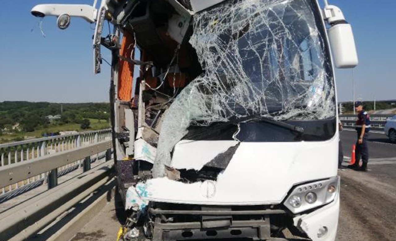 Eyüpsultan'da servis midibüsü otobüse arkadan çarptı: 12 yaralı