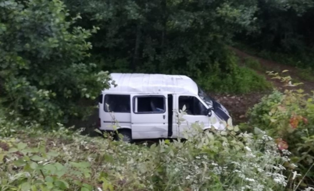 Giresun'da minibüs dereye yuvarlandı: 13 yaralı