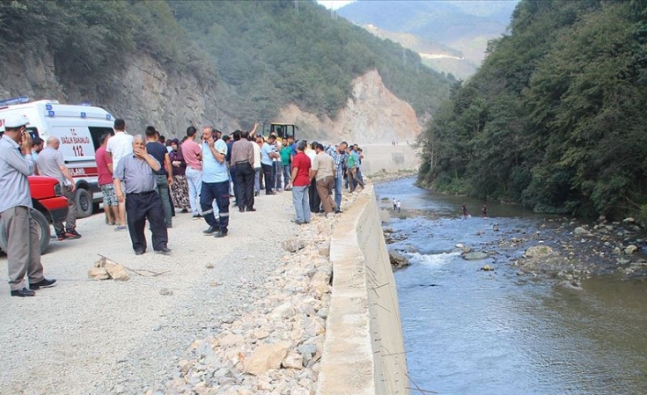 Yolcu minibüsü yayla yolunda devrildi: 3 ölü,  10 yaralı