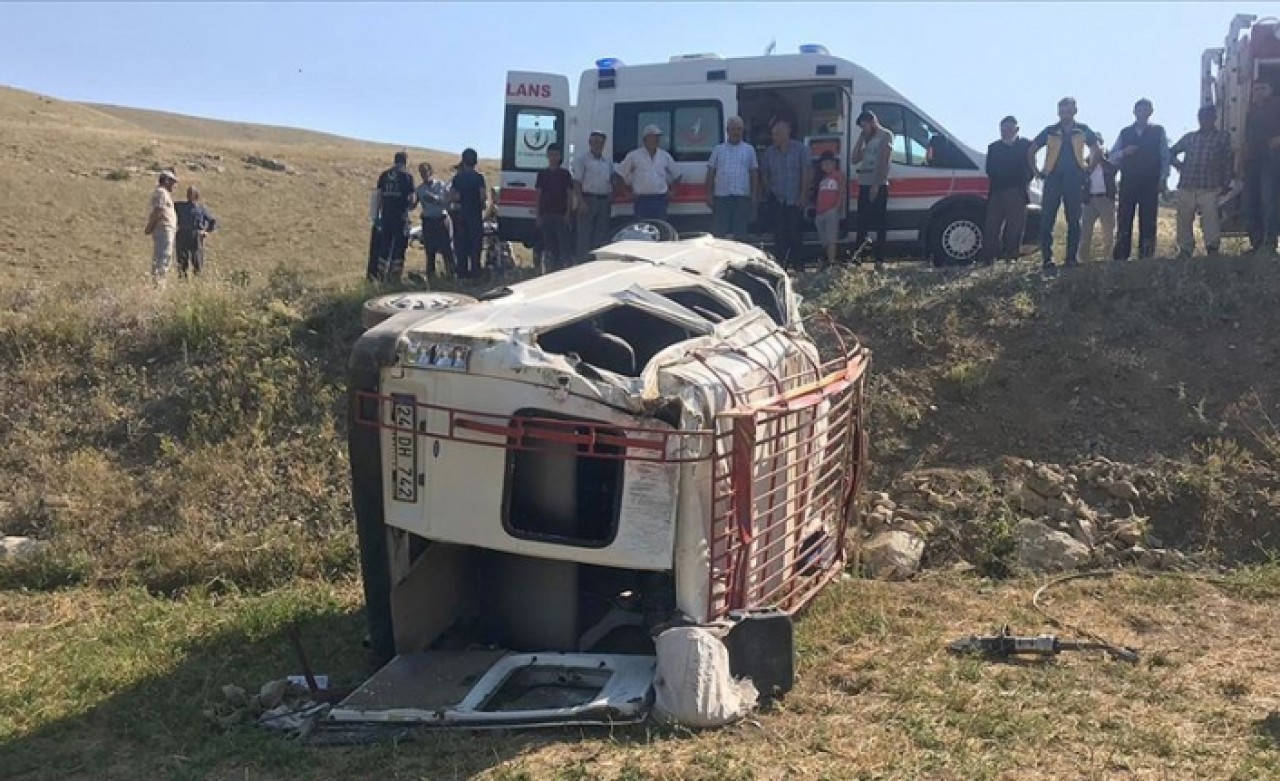 Gümüşhane'de minibüs şarampole devrildi: 1 ölü,  18 yaralı