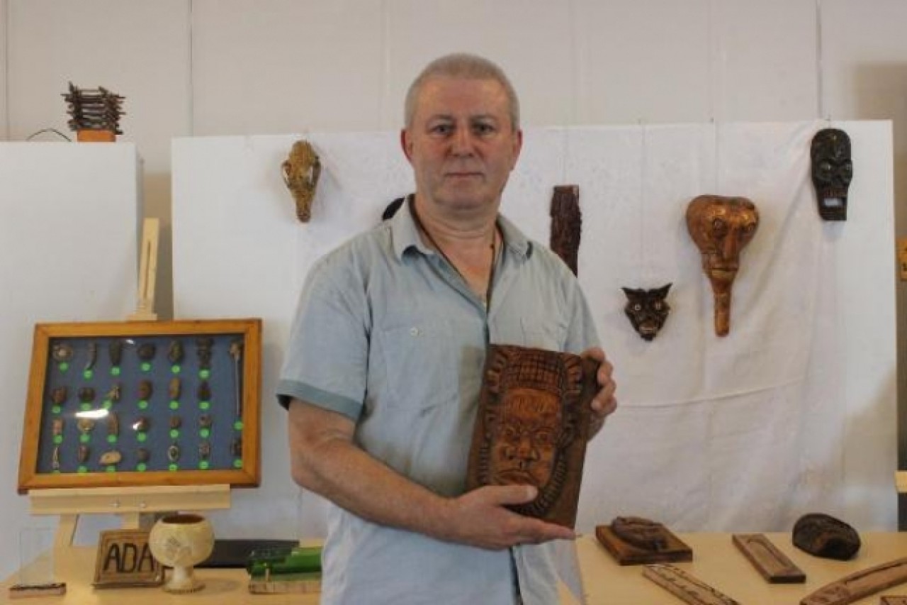 Hayvan kemiklerini sanat eserine dönüştürüyor