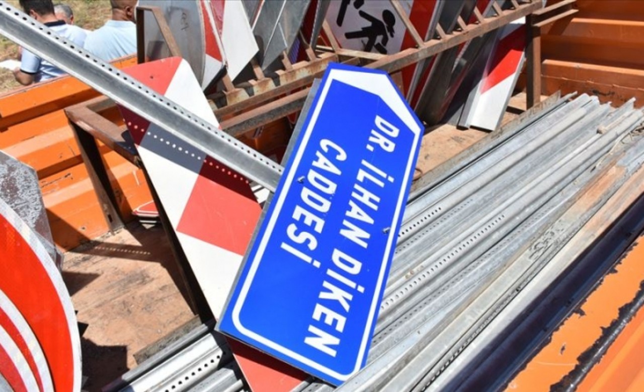 HDP'li belediyenin astığı,  terör suçlusunun adını taşıyan tabela indirildi