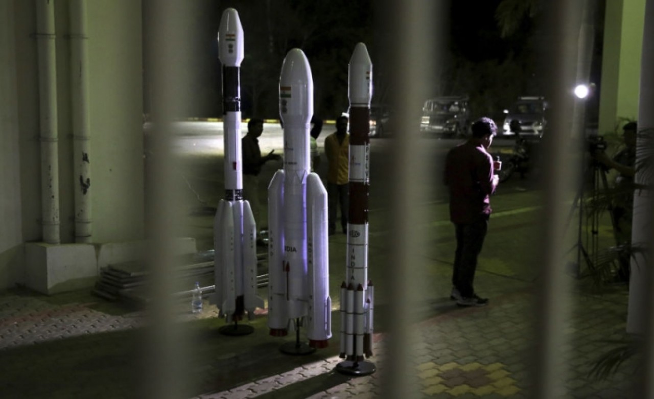 Hindistan,  Ay görevini kalkışa 56 dakika kala durdurdu