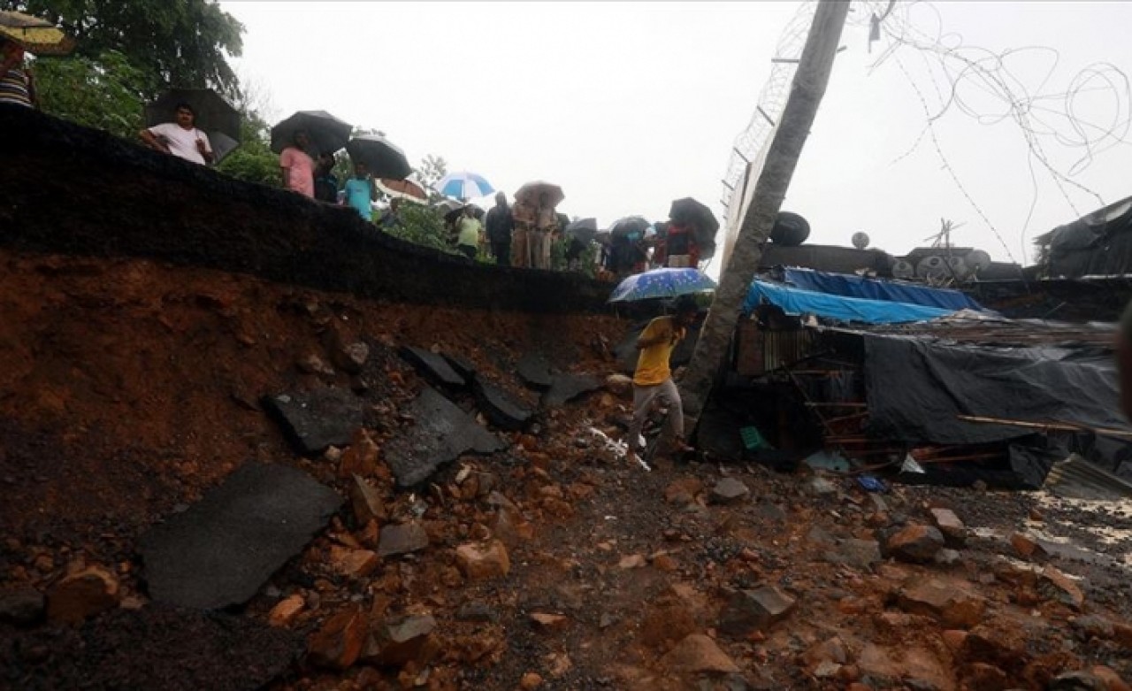 Hindistan'da şiddetli yağışın etkisiyle çöken duvarlar 27 can aldı