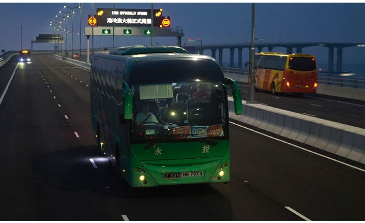 Hong Kong'da iki otobüs çarpıştı : 77 yaralı