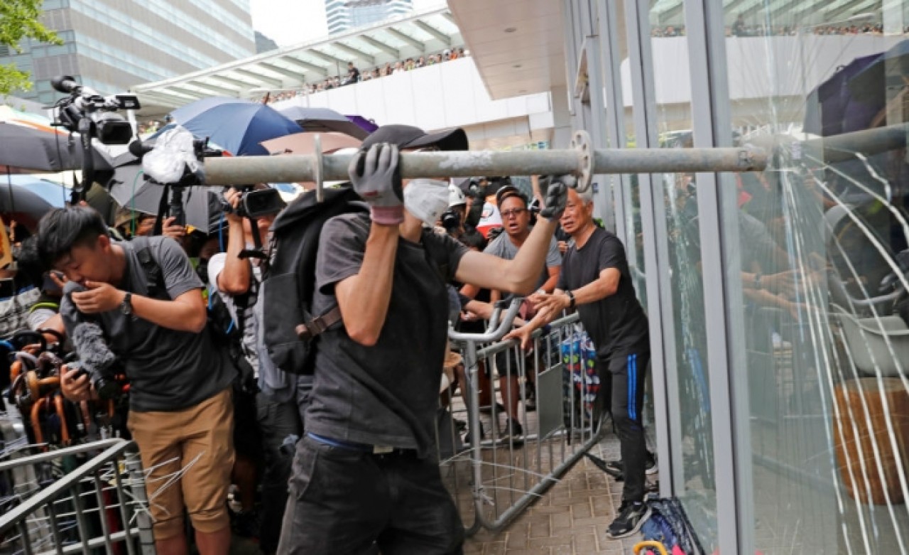 Hong Kong'da protestolar Çin'e katılımın yıl dönümünde de sürdü