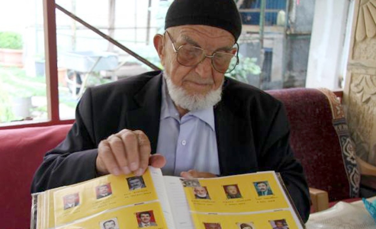 İlçede ölenlerin fotoğraflarını arşivliyor
