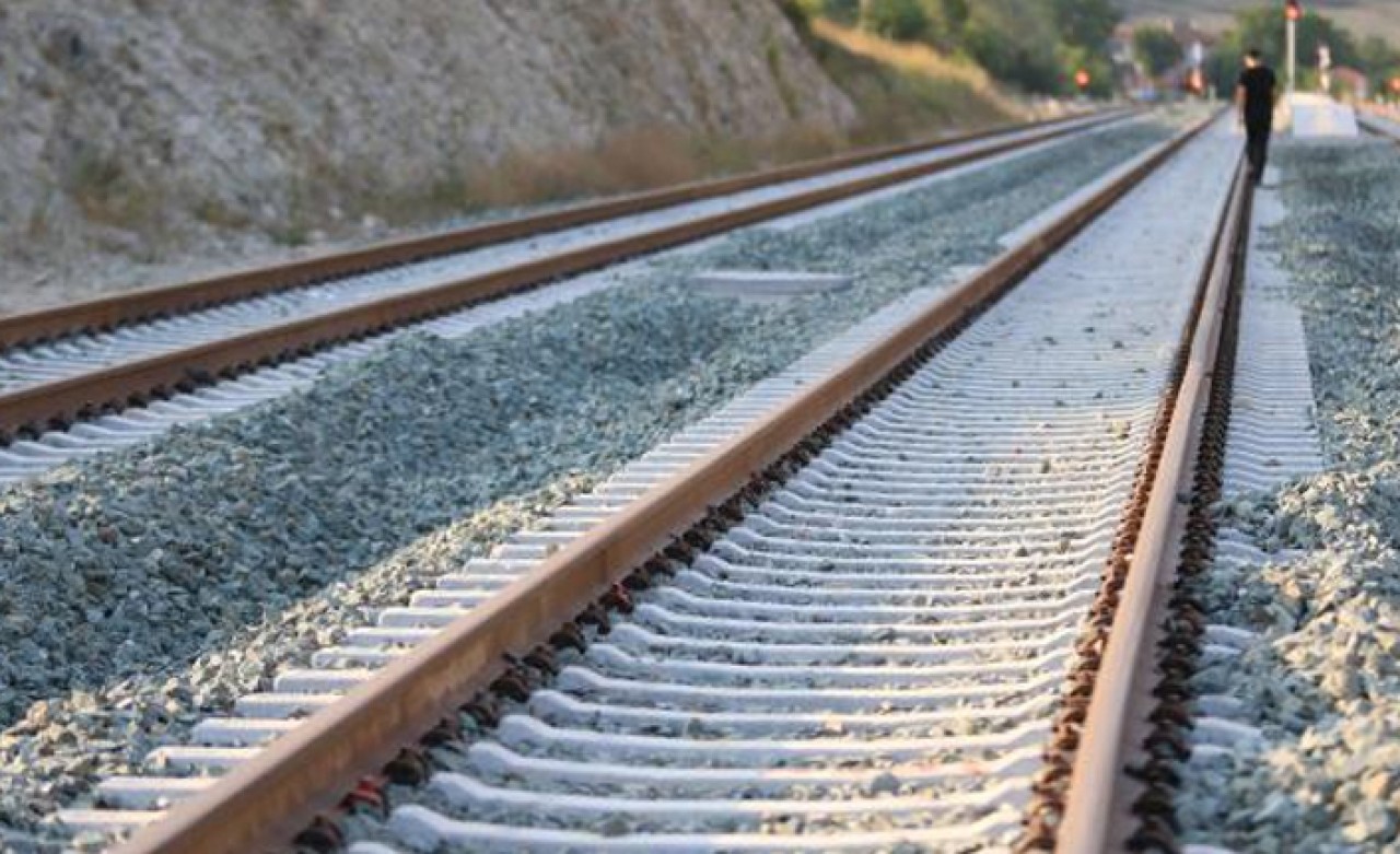 İlk kazmayı Atatürk'ün vurduğu yenilenen demiryolu hattı açılıyor