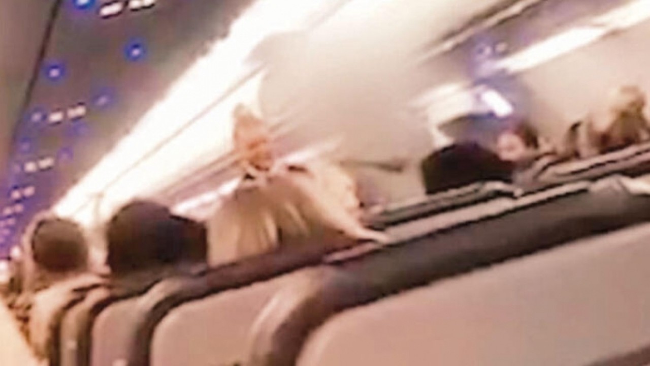 Irkçı kadınlar uçaktan atıldı!