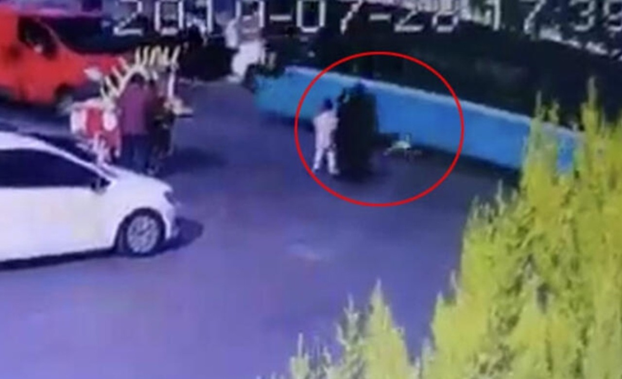 İstanbul'da dehşet anları! Halk otobüsü çocuğu ezdi,  annesi yere yığıldı