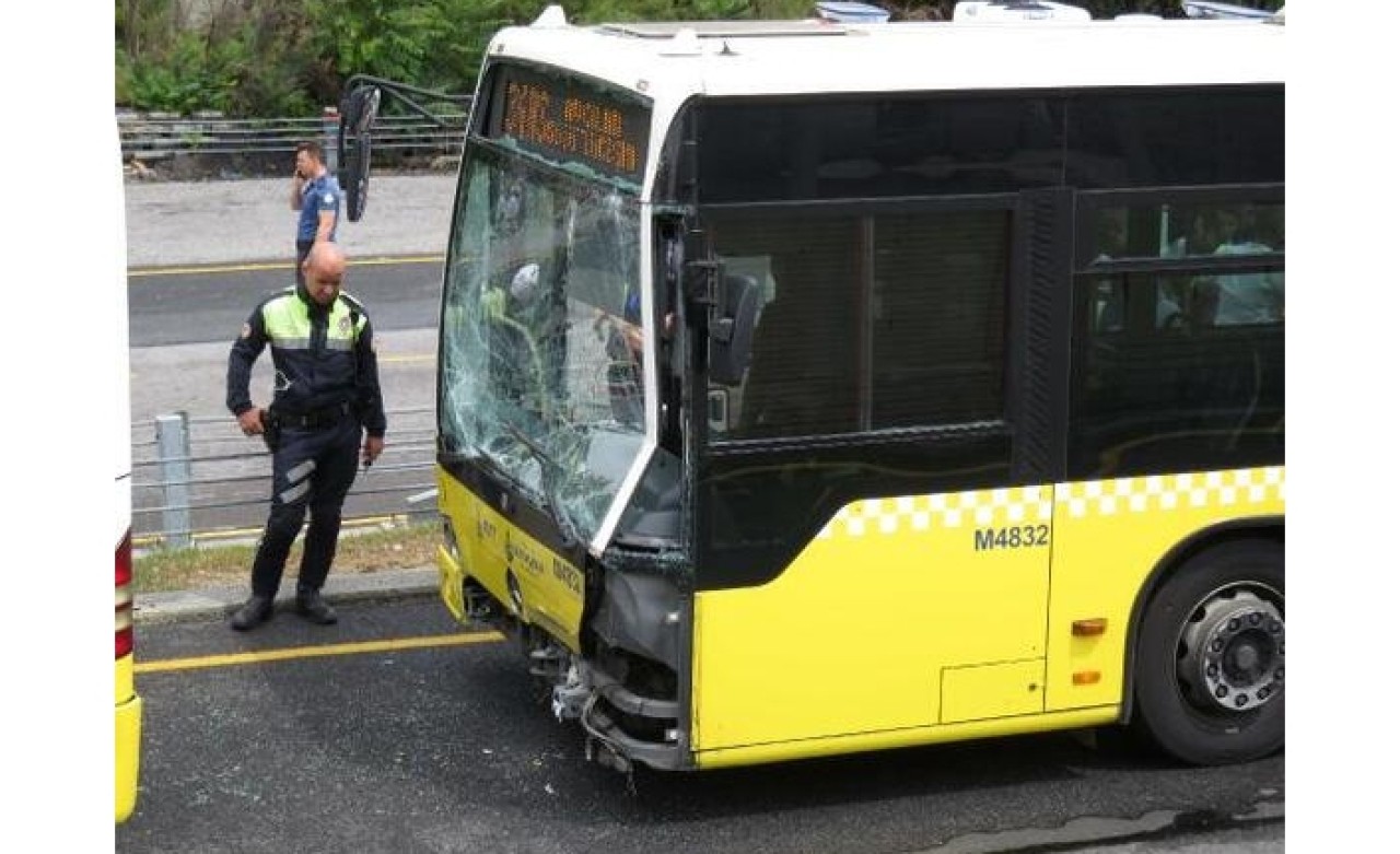 İstanbul'da iki metrobüs kaza yaptı: Yaralılar var