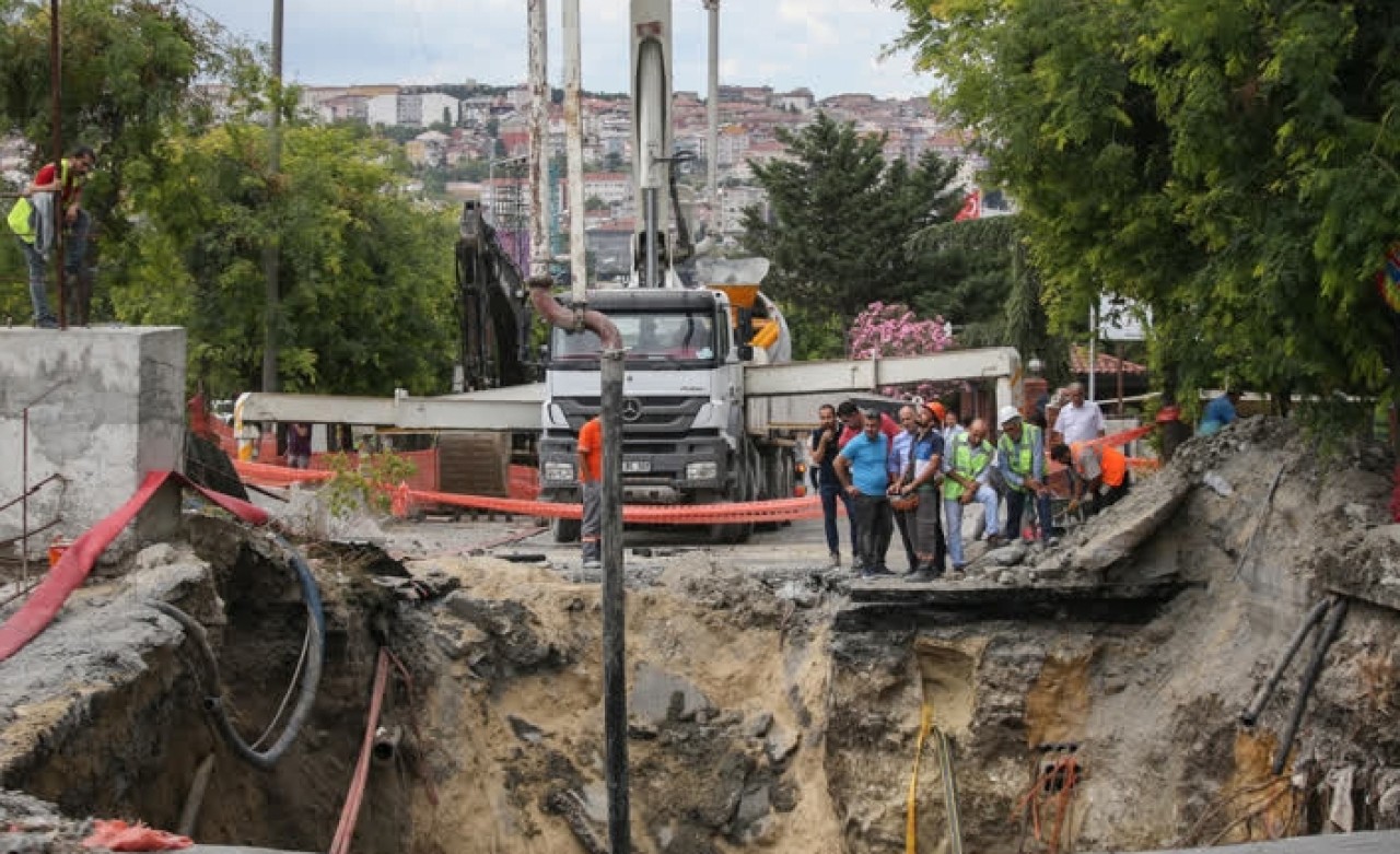 İstanbul'da korkutan olay! Cadde çöktü