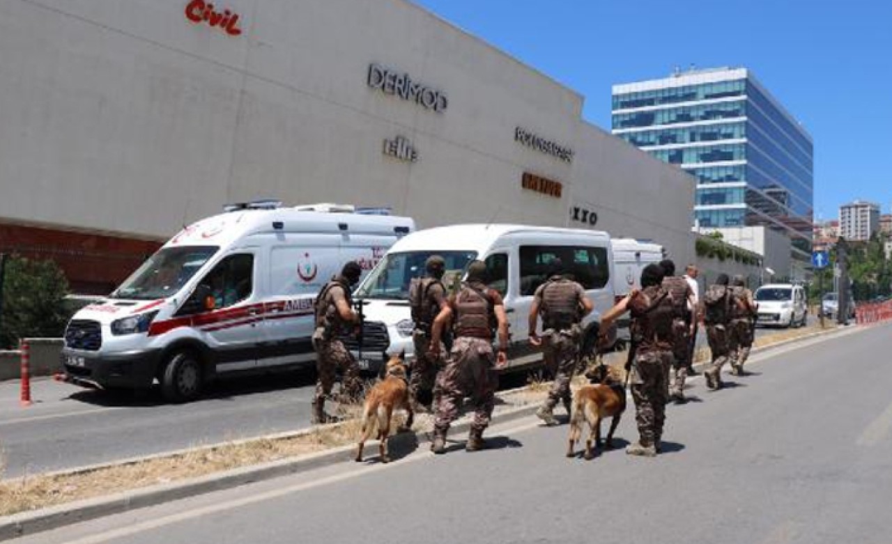 Maltepe'de AVM'de intihar etmek isteyen kişiyi polis vazgeçirdi