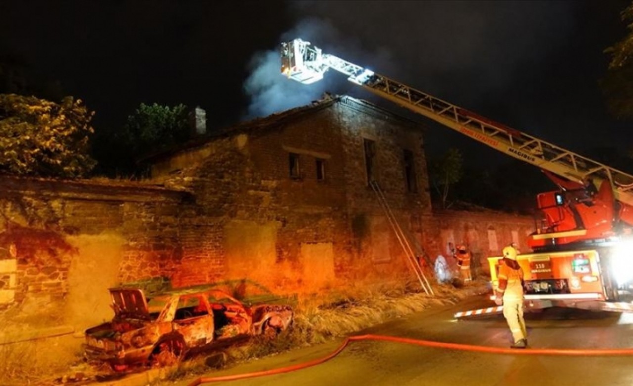İzmir'de tarihi fabrika binasında yangın