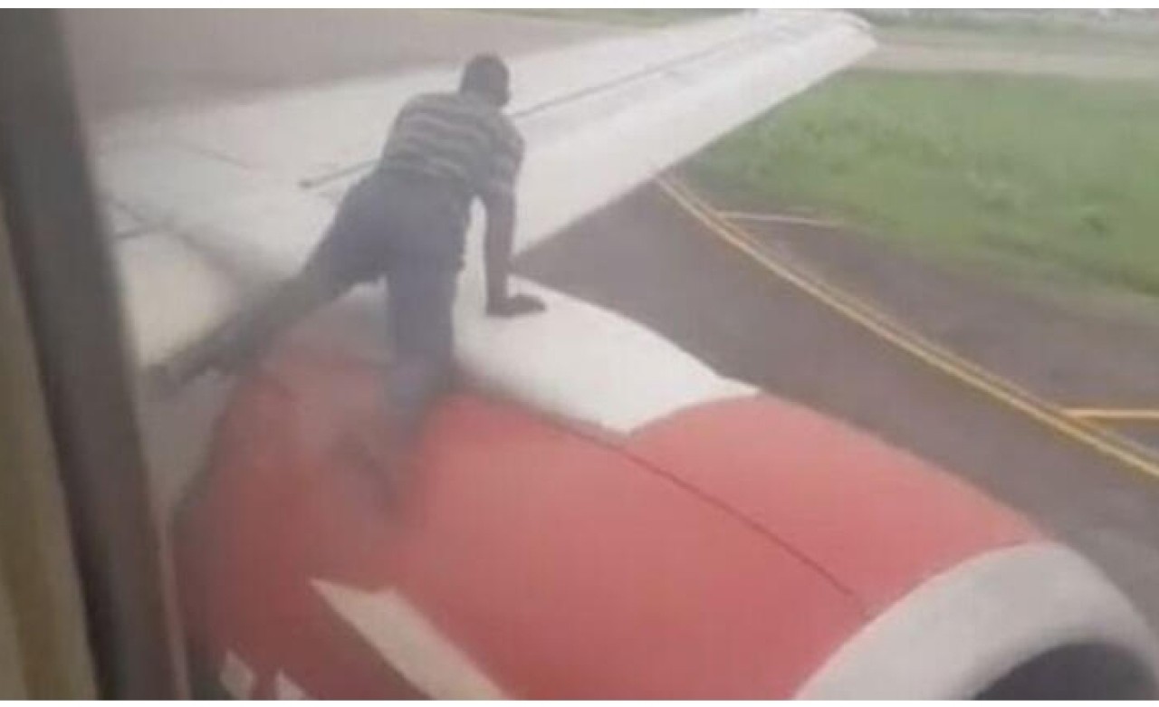 Kalkışa hazırlanan uçağın kanadına çıkıp içeri girmeye çalıştı