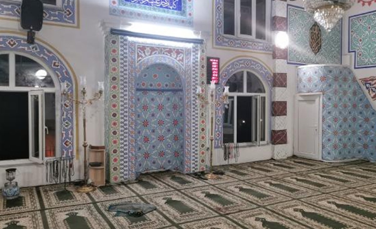 Kardeşini camide namaz kılarken öldürdü