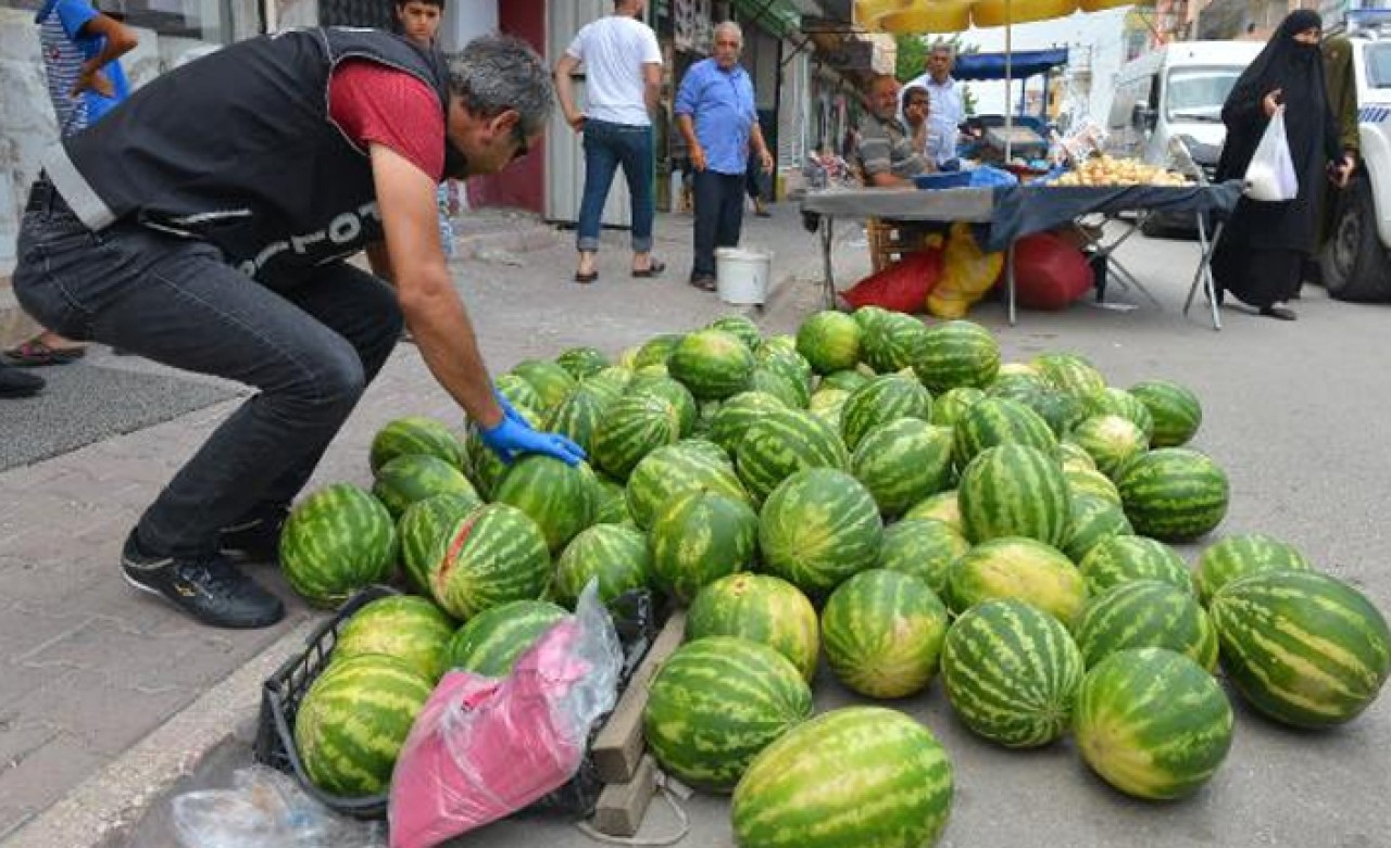 Karpuz ve soğan tezgahlarında uyuşturucu aradılar