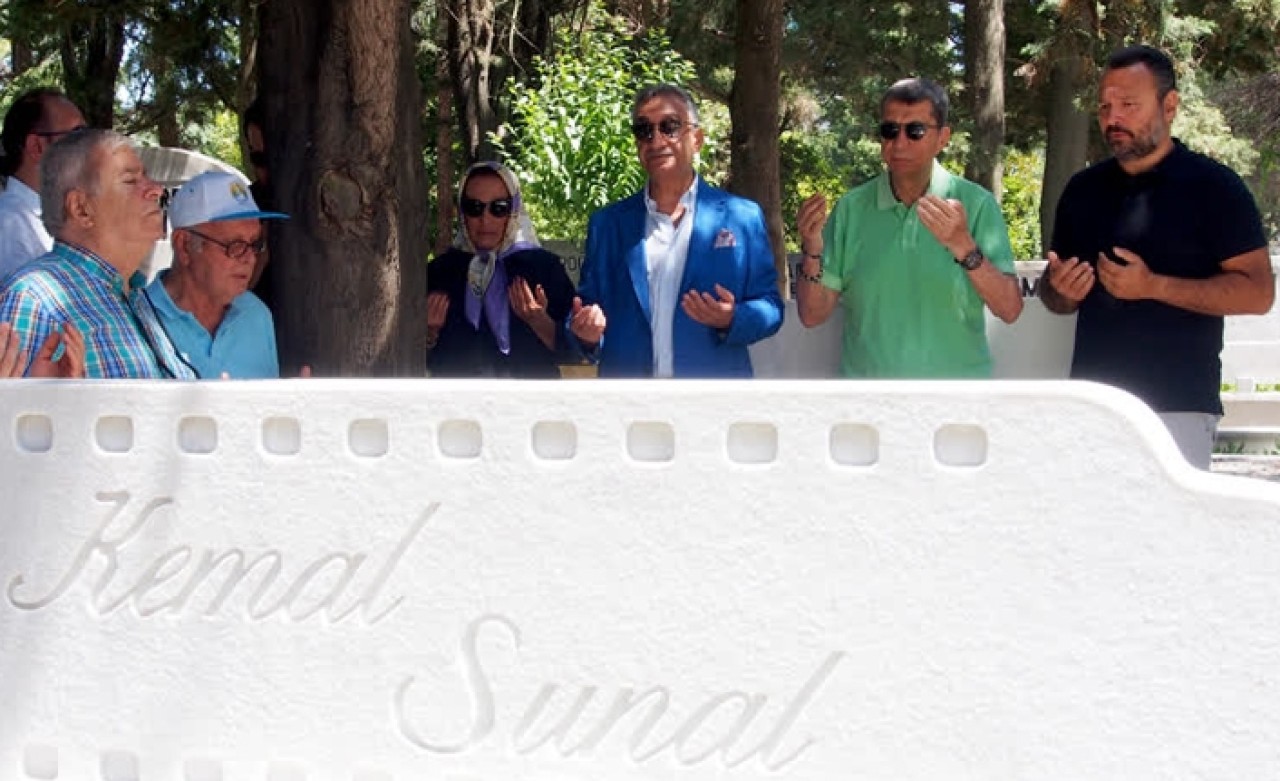 Kemal Sunal vefatının 19. yılında kabri başında anıldı