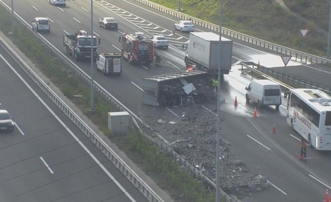 Kuzey Marmara Otoyolu'nda kamyon devrildi