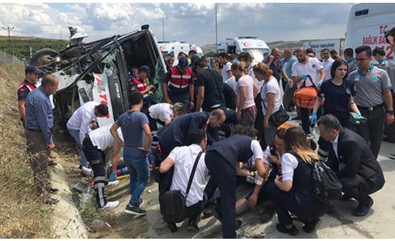 Kuzey Marmara Otoyolu'nda midibüs devrildi; çok sayıda kişi yaralandı