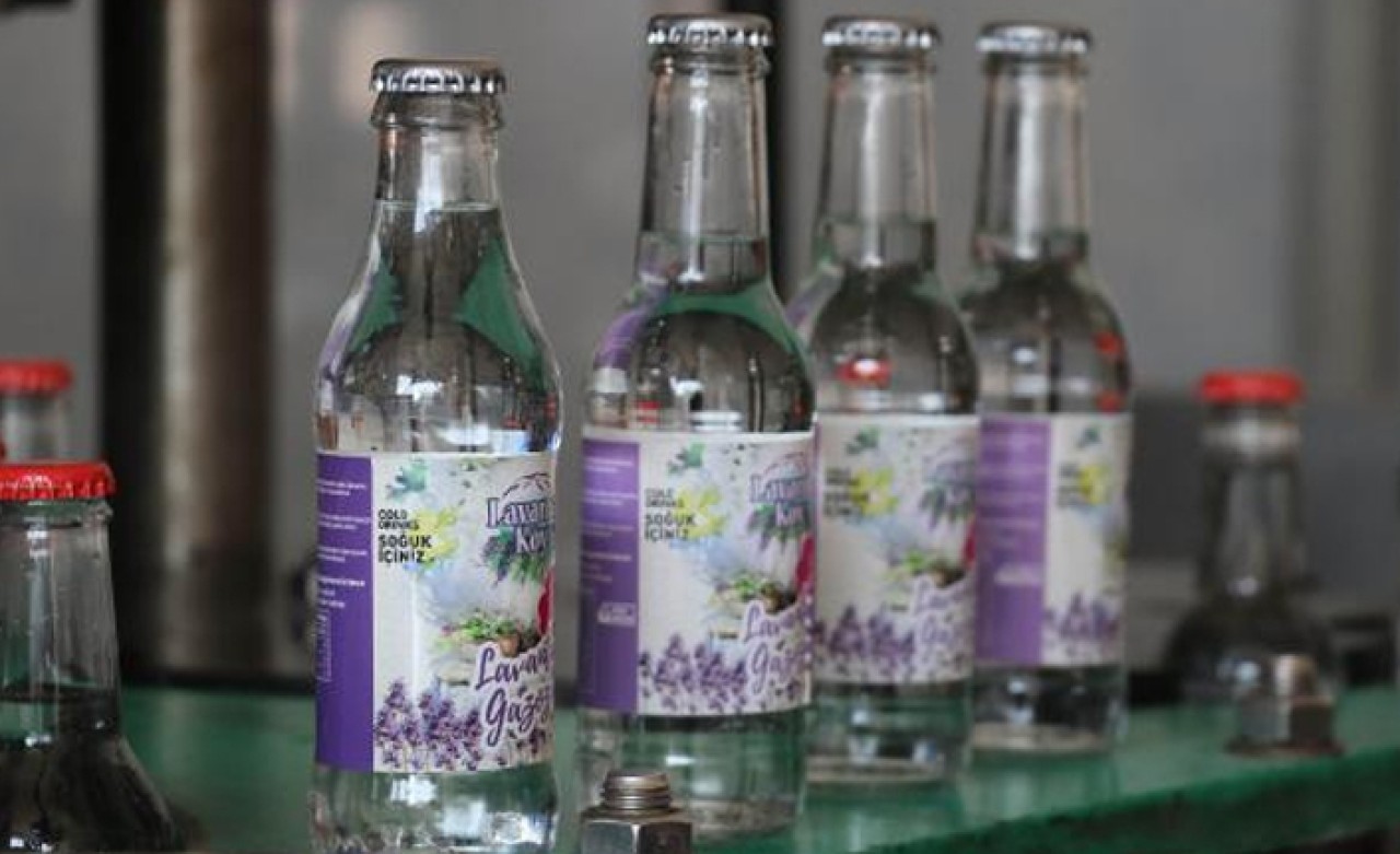 Lavantalı gazoz üretti,  siparişlere yetişemiyor