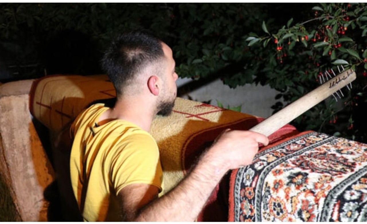 Mahalleli esrarengiz 2 kişi için nöbette: 'Uyumaya korkuyoruz'