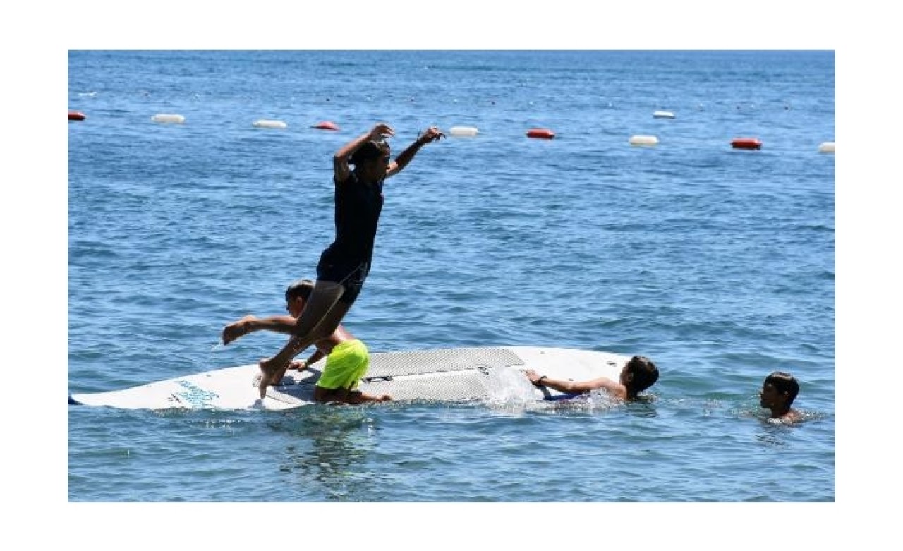 Marmaris'te sıcaktan bunalanlar plajları ve havuzları doldurdu