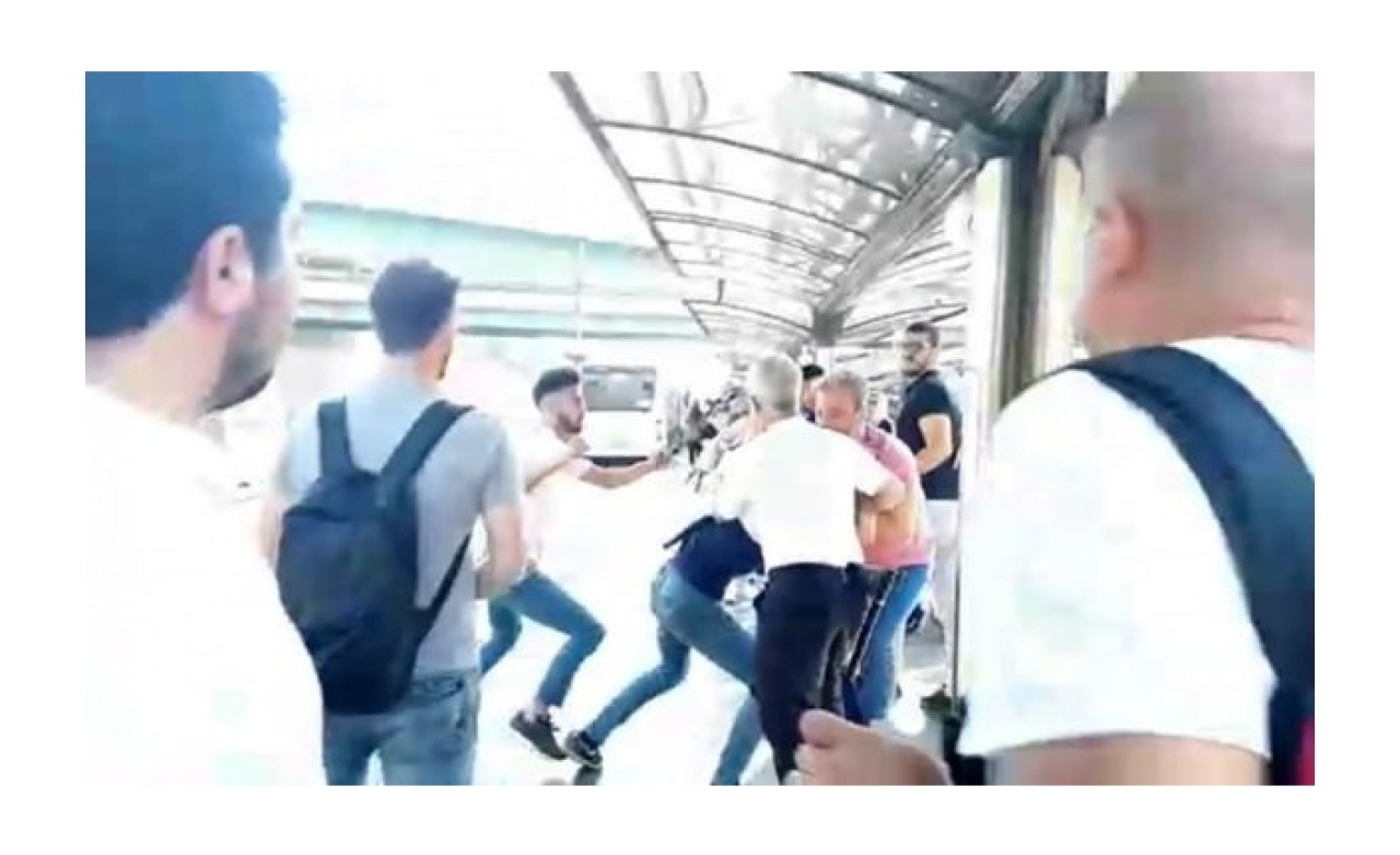Metrobüs durağında büyük kavga! Uyardı diye dövdüler
