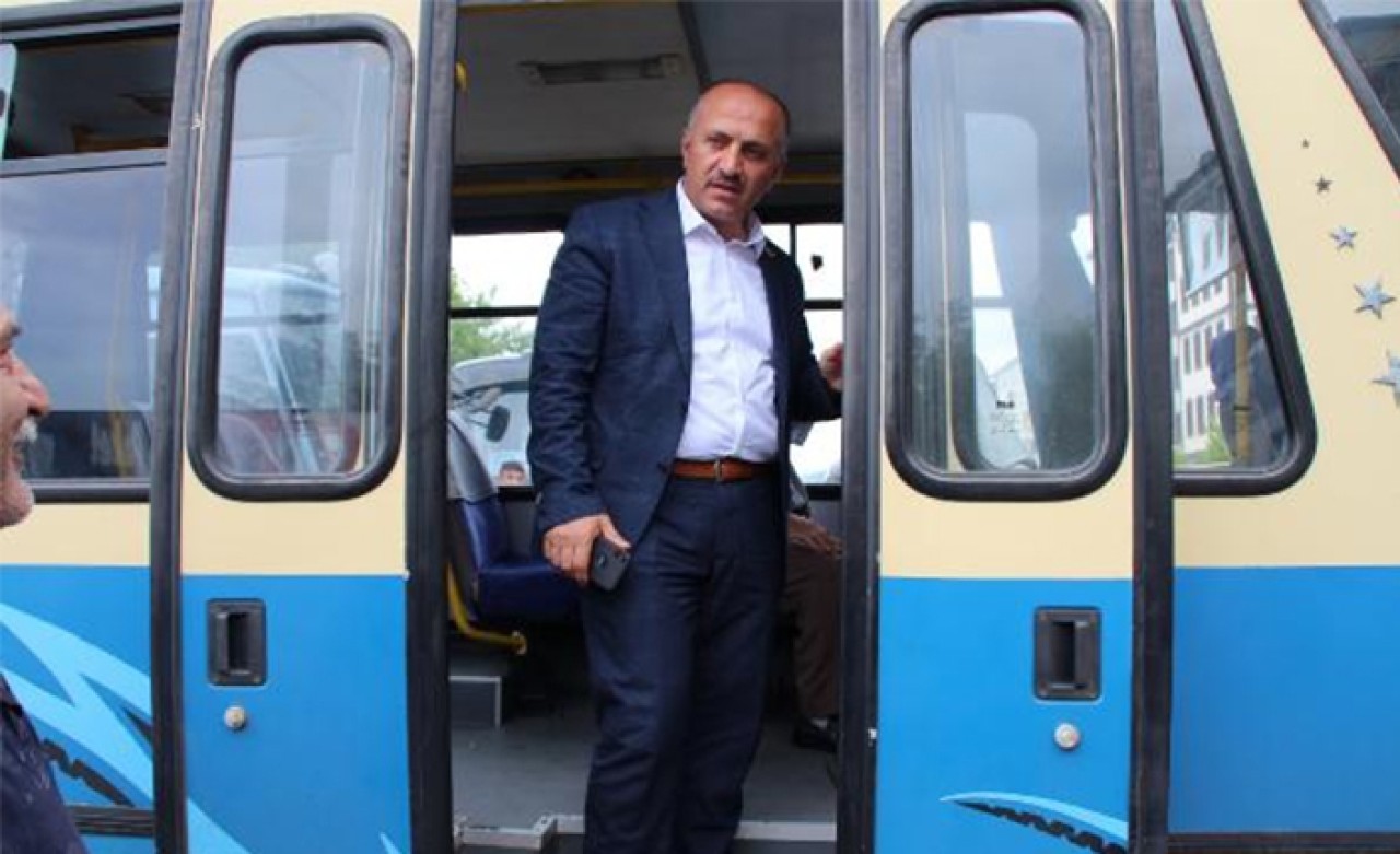 MHP'li başkan evinden belediyeye dolmuşla gidip geliyor