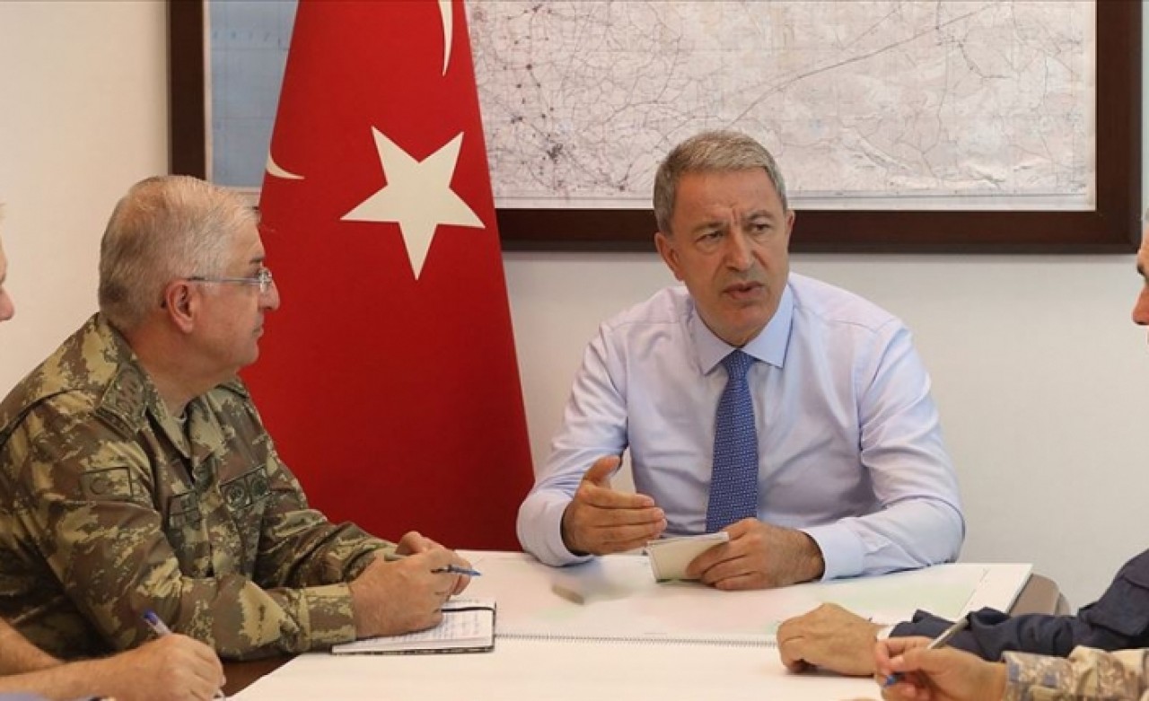 Milli Savunma Bakanı Akar ve komutanlar Suriye sınırında