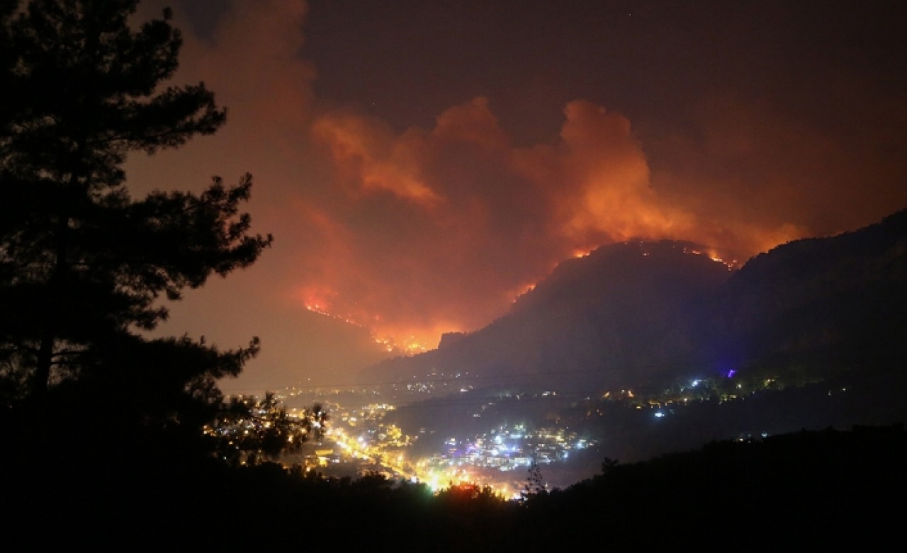 Muğla'daki orman yangınında alevler Göcek'e ulaştı