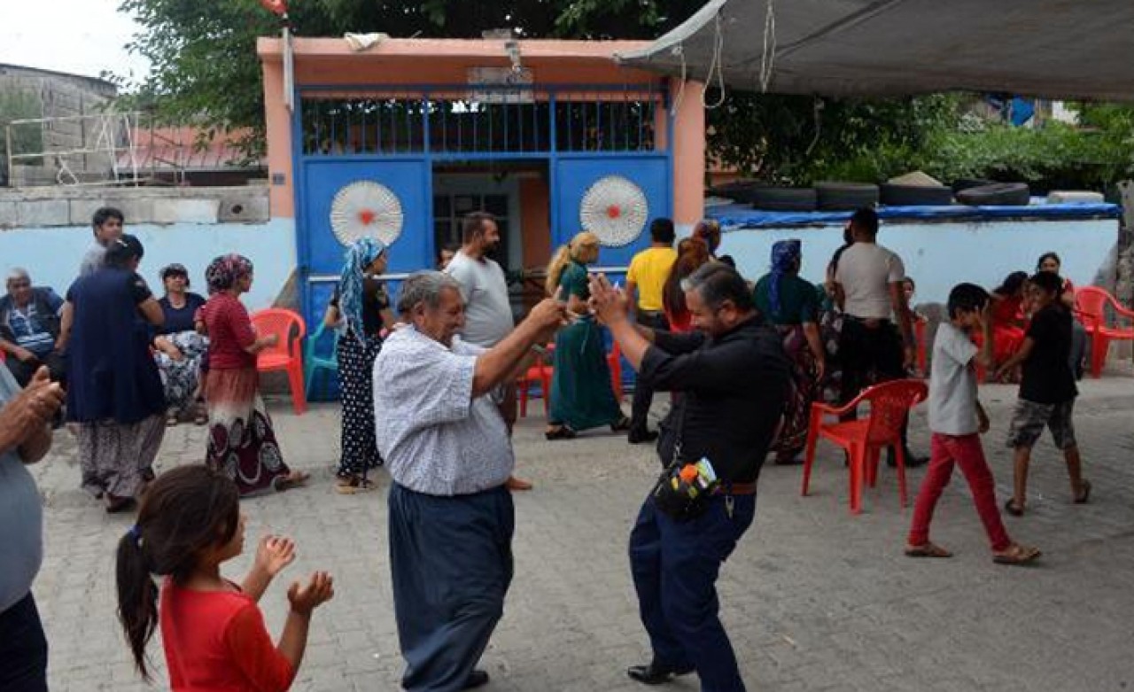 Önce kavga ettiler,  sonra halay çektiler