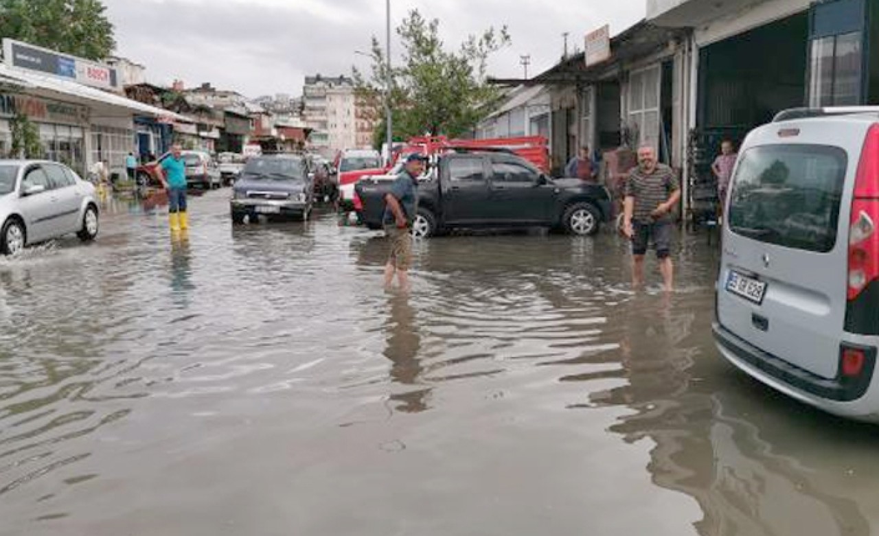 Ordu'da sağanak; caddeler göle döndü,  iş yerlerini su bastı