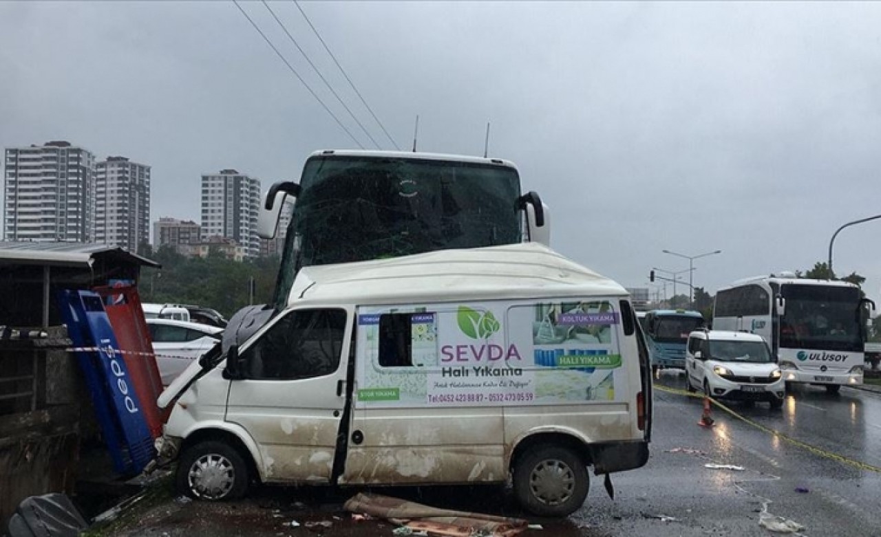 Ordu'da yolcu otobüsü minibüsle çarpıştı: 3 ölü,  11 yaralı