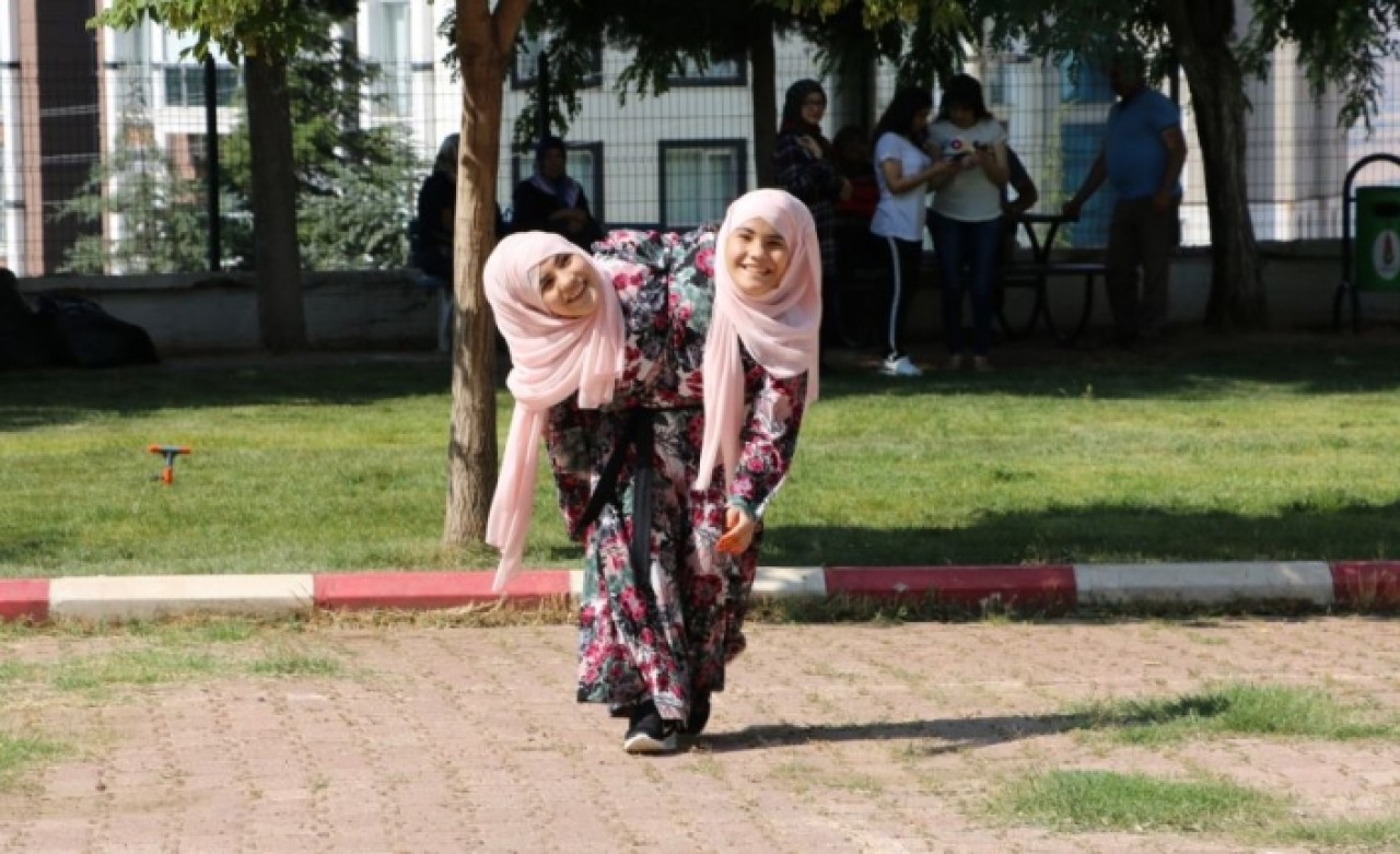 ÖSYM’nin zorlu siyam ikizleri sınavı: 'Farklı üniversitelerde farklı bölümleri kazanırlarsa ne olacak?'