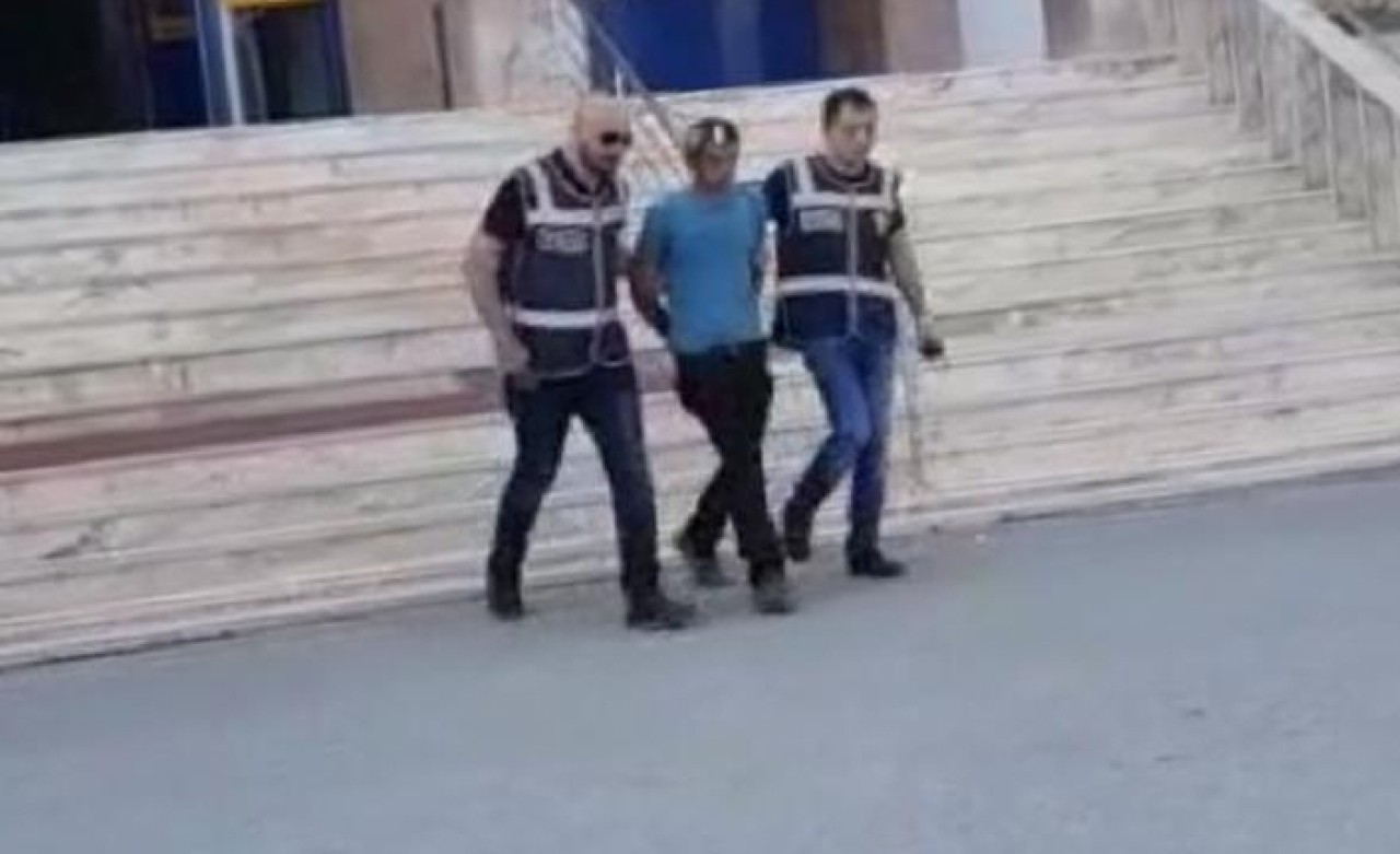 Otobüs durağında genç kıza taciz!