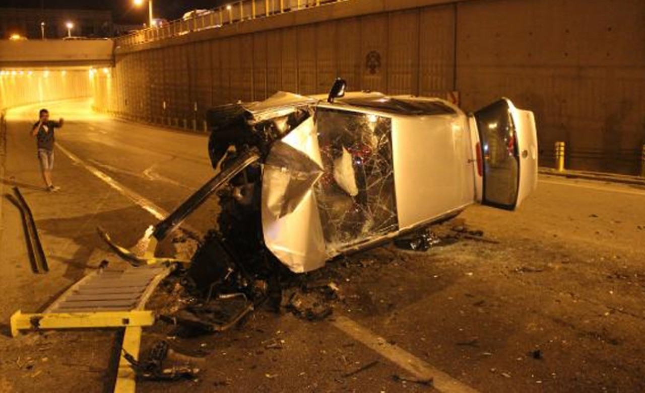 Otomobil alt geçide uçtu: 3 yaralı
